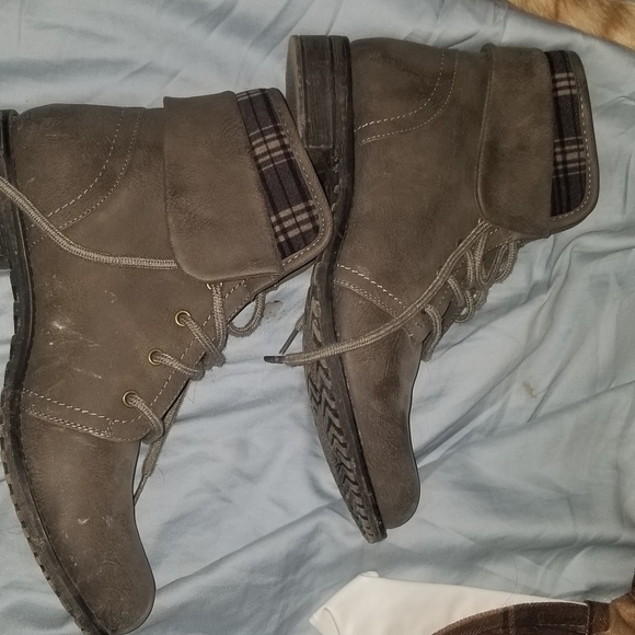 Boots - Picture 5 of 7